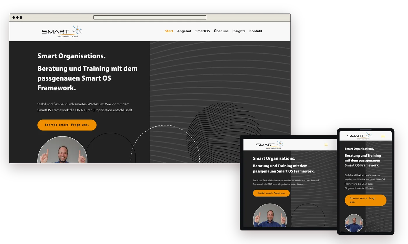 Website von Smart Organisations auf Laptop, Tablet und Handy, dunkle Startseite mit orangefarbenem Knopf