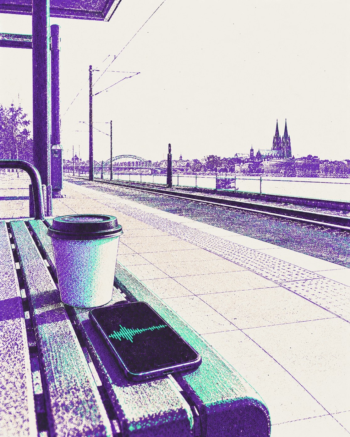 Eine Bank an einer Kölner Haltestelle, darauf ein Kaffeebecher und ein Handy mit Sprachnachricht, hinten Dom und Brücke