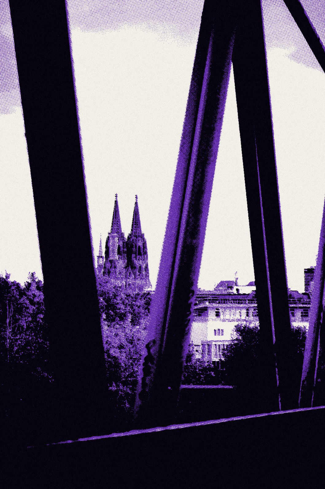 Der Kölner Dom, gesehen durch die Stahlstreben einer Brücke