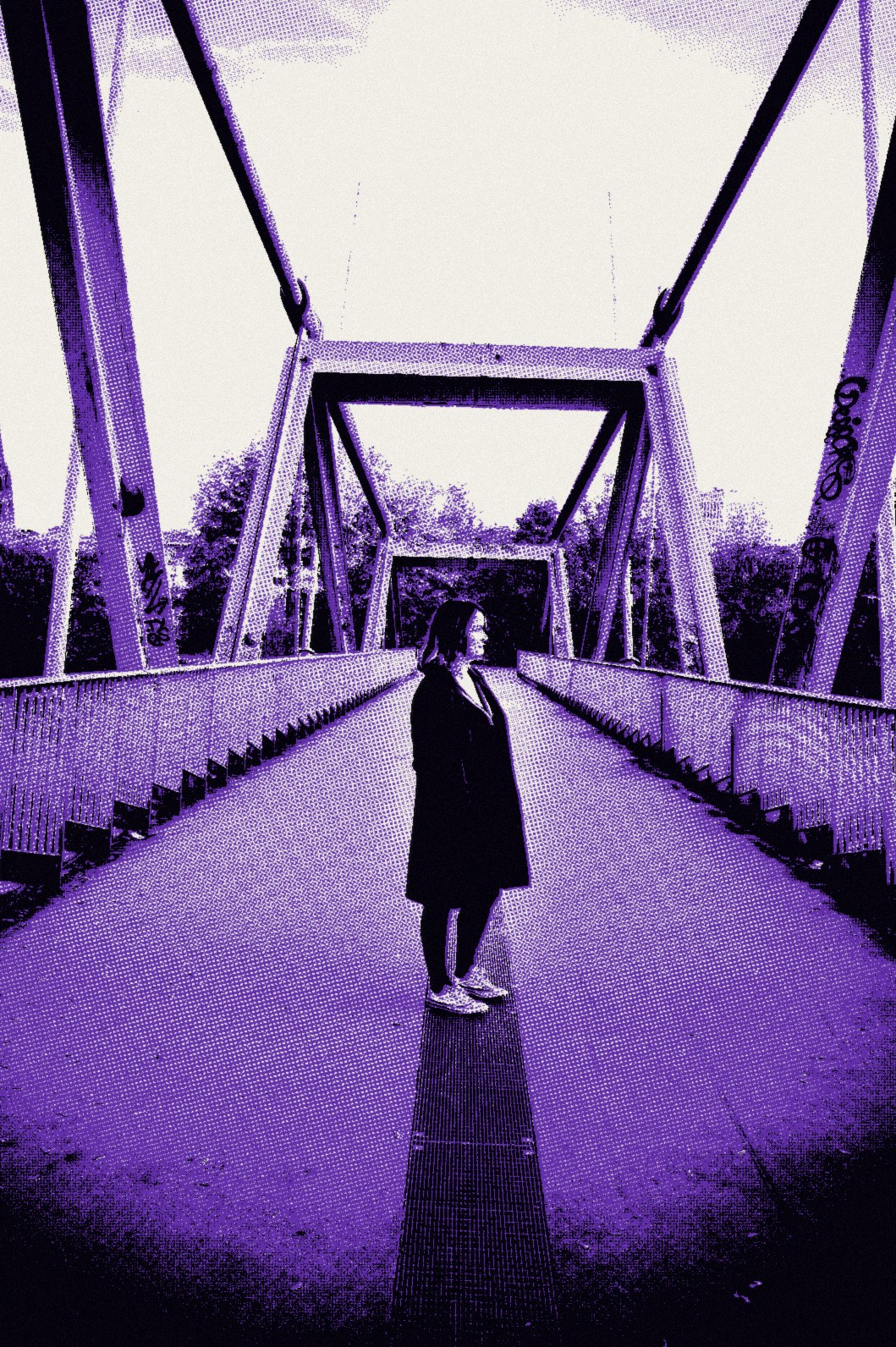 Raphaela Ayriss steht klein in der Mitte einer langen Stahlbrücke
