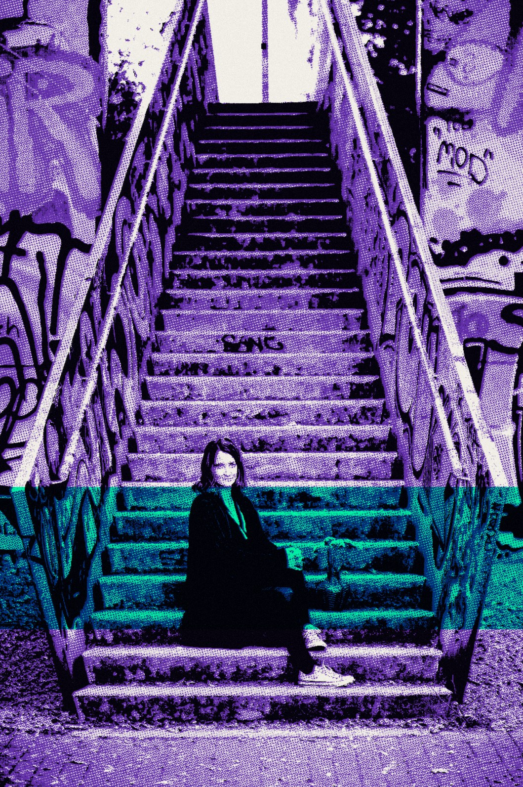Raphaela Ayriss sitzt unten auf einer Graffiti-Treppe
